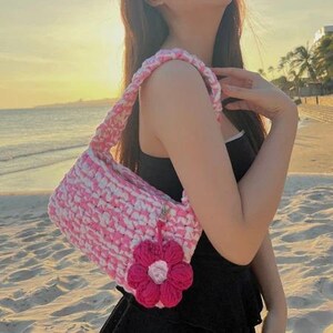 Handgemachte häkeln Hobo Tasche, Baumwollgarn Mini Hand Tasche, Sommer Tasche mit Blumen Anhänger, Baumwoll Strandtasche, Geschenk für sie, gehäkelte Handtasche