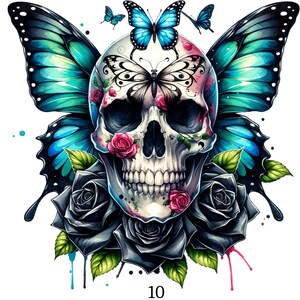 Könnte beinhalten: Detaillierte Illustration eines Schädels mit Schmetterlingsflügeln in Türkis und Schwarz. Der Schädel ist mit rosa Rosen verziert und von schwarzen Rosen umgeben. Die Zahl "10" befindet sich unten.