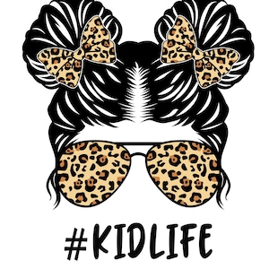 Könnte beinhalten: Grafische Illustration einer Frisur mit schwarzen Haaren in zwei Duttfrisuren, Leopardenmuster-Schleifen und Sonnenbrillen mit Leopardenmuster. Der Text "#KIDLIFE" ist darunter in Schwarz geschrieben.