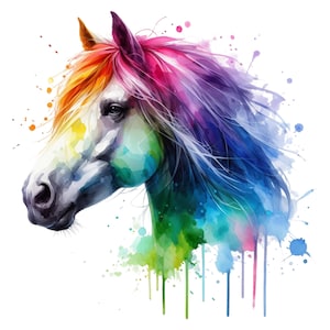Op de afbeelding: Een aquarel schilderij van een paardenkop, met een witte kop en een vloeiende manen en voorlok in levendige regenboogkleuren. Spetters verf in verschillende kleuren omringen de paardenkop, waardoor een dynamisch en artistiek effect ontstaat. Het kunstwerk staat tegen een witte achtergrond.