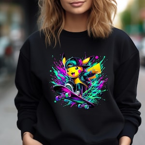 Puede incluir: Sudadera negra con un gráfico vibrante de un personaje de dibujos animados amarillo en monopatín. El diseño incluye un gorro y una chaqueta negros, con salpicaduras de pintura rosa, azul y verde.
