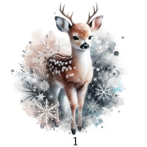 Op de afbeelding: Waterverfillustratie van een hertje met bruine vacht en witte vlekken. De achtergrond bevat sneeuwvlokken en winterse bladeren in grijstinten, wit en blauw. Het nummer "1" staat onderaan. Het hertje heeft geweien en grote oren.