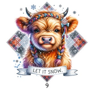 Puede incluir: Ilustración digital de una vaca de las Tierras Altas con temática invernal. La vaca tiene pelaje marrón, cabello trenzado y una diadema decorativa. La imagen incluye copos de nieve, una pancarta que dice "LET IT SNOW" y un fondo a cuadros.