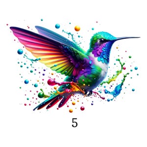 Peut inclure: Illustration vibrante d'un colibri en vol, aux couleurs vives. Les ailes présentent un dégradé arc-en-ciel, tandis que le corps arbore des nuances de vert, de bleu et de violet. Des éclaboussures de peinture colorées et le chiffre "5" sont également visibles.
