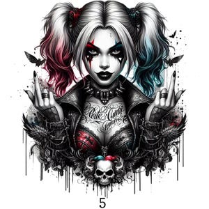 Pode incluir: Ilustração de uma mulher com rabos de cavalo brancos, vermelhos e azuis, usando uma jaqueta de couro preta e uma coleira com pontas. Ela tem pintura facial e uma tatuagem que diz "Rebel Queen Insane". Uma caveira e o número 5 estão na parte inferior.