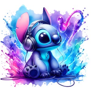 Può includere: Un'illustrazione digitale del personaggio Stitch di Lilo & Stitch con le cuffie. L'alieno blu è circondato da spruzzi di acquerello colorati blu, viola e rosa. L'immagine ha uno stile cartone animato.