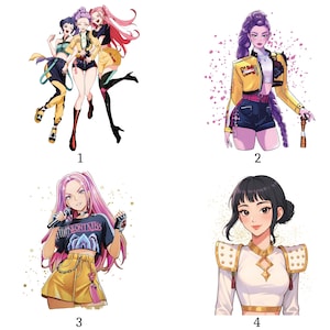 Op de afbeelding: Vier illustraties van vrouwen in anime-stijl in verschillende outfits. De eerste toont drie vrouwen in gele en zwarte outfits. De tweede toont een vrouw in een gele jas en donkere shorts. De derde toont een vrouw met roze haar die een microfoon vasthoudt. De vierde toont een vrouw in een witte top.
