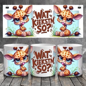 Op de afbeelding: Witte keramische mok met een cartoon giraffe met een humeurige uitdrukking, bruine vlekken en de tekst "Wat Kiekstn So?" in bruin. De giraffe heeft grote blauwe ogen en zit voor een lichtblauwe achtergrond.