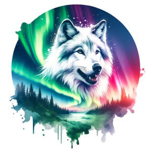 Op de afbeelding: Een cirkelvormige grafische illustratie met een witte wolvenkop tegen een levendige lucht met noorderlicht in groene, blauwe en roze lichtstrepen. Onder de wolf grenst een donker silhouet van een dennenbos aan een kalm, reflecterend meer.