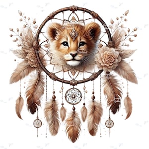 Op de afbeelding: Een dromenvanger met een leeuwenwelp met een gedetailleerd gezicht, omringd door veren, bloemen en kralen in bruin- en beigetinten. De dromenvanger heeft een cirkelvormig frame met ingewikkelde details en hangende veren.