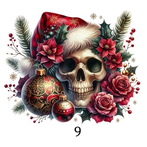 Könnte beinhalten: Ein menschlicher Schädel mit einer rot-schwarz karierten Weihnachtsmannmütze, umgeben von roten Weihnachtssternern, roten Rosen, grünen Stechpalmenblättern, Tannenzweigen, roten Beeren und zwei verzierten Weihnachtskugeln. Die Zahl 9 ist unten mittig aufgedruckt.