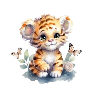Puede incluir: Ilustración en acuarela de un lindo cachorro de tigre con rayas naranjas y marrones, ojos verdes grandes y una expresión sonriente. También se presentan dos mariposas y una rosa, sobre un fondo blanco.