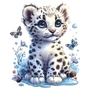 Op de afbeelding: Digitale illustratie van een sneeuwluipaardjong met grote blauwe ogen en zwarte vlekken. Het welpje is omgeven door blauwe vlinders, bloemen en waterdruppels, wat een grillig en schattig ontwerp creëert.