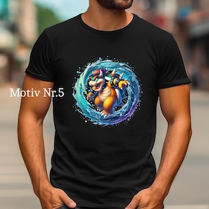 Peut inclure: T-shirt noir avec un motif de personnage de dessin animé coloré. Le graphisme représente un personnage ressemblant à Bowser entouré d'un effet d'eau tourbillonnante. Le texte "Motiv Nr.5" est imprimé sur le côté gauche.