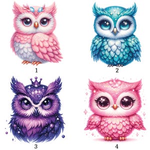Op de afbeelding: Vier kleurrijke uilenillustraties. De uilen zijn in tinten roze, blauw en paars. Elke uil heeft grote ogen en decoratieve details, waaronder kronen en sprankelende accenten. De uilen zijn afgebeeld in een cartoonstijl.