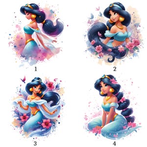 Può includere: Quattro illustrazioni ad acquerello di una principessa in varie pose. Ogni immagine presenta la principessa con capelli scuri, un abito blu e gioielli d'oro. Fiori rosa e farfalle sono presenti anche nelle immagini.