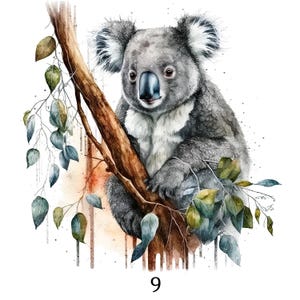 Peut inclure: Illustration à l'aquarelle d'un koala perché sur une branche d'arbre, entouré de feuilles vertes et bleues. Le koala a une fourrure grise, des reflets blancs et un nez noir. Le chiffre "9" est imprimé en bas.