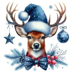 Pode incluir: Ilustração em aquarela de um veado usando um gorro de Papai Noel azul com um pompom branco, uma gravata borboleta xadrez vermelha e uma gravata borboleta azul com bolinhas brancas. O veado é decorado com enfeites azuis e flocos de neve, criando um tema festivo de feriado.