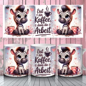 Könnte beinhalten: Weiße Keramik-Kaffeetasse mit einem Cartoon-Zebra mit großen blauen Augen und einem schwarz-weiß gestreiften Körper. Die Tasse hat den Text "Erst der Kaffee, dann die Arbeit" und ein rotes Herz- und Kaffeetassen-Design.