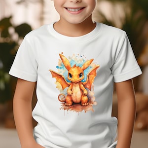 Puede incluir: Camiseta blanca con una ilustración de acuarela de un dragón naranja con ojos azules y alas. El dragón está centrado en la camiseta, con un fondo de acuarela colorido. La camiseta la lleva un niño.