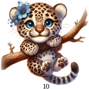 Può includere: Illustrazione digitale di un cucciolo di leopardo con grandi occhi blu e una corona di fiori blu, appollaiato su un ramo marrone. Il leopardo ha un mantello maculato e si aggrappa al ramo con le zampe. Il numero "10" è in basso.