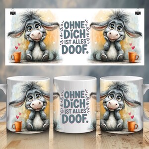 Könnte beinhalten: Weiße Keramik-Tasse mit einem Cartoon-Esel und dem Text "OHNE DICH IST ALLES DOOF." Der Esel ist grau mit großen Ohren und sitzt mit einer kleinen orangefarbenen Tasse und Herzen. Die Tasse steht auf einer Holzoberfläche.