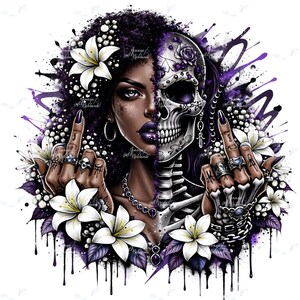 Könnte beinhalten: Digitale Illustration eines geteilten Frauengesichts, eine Hälfte menschlich, die andere ein Schädel. Verziert mit weißen Lilien und lila Akzenten, zeigt die Frau den Mittelfinger. Das Kunstwerk hat eine dunkle, kantige Ästhetik.