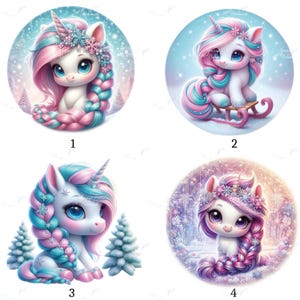 Può includere: Quattro illustrazioni circolari di adorabili unicorni con criniere e code rosa e blu pastello. Ogni unicorno ha una corona di fiori ed è ambientato su uno sfondo invernale con fiocchi di neve. Un unicorno è su una slitta.