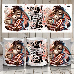 Peut inclure: Mug en céramique blanche avec un dessin d'âne en robe rayée, tenant une tasse de café. Le mug porte le texte "ES GIBT TAGE, DA WILL MAN SICH DAS KAFFEEPULVER DIREKT DURCH DIE NASE INS HIRN SAUGEN."