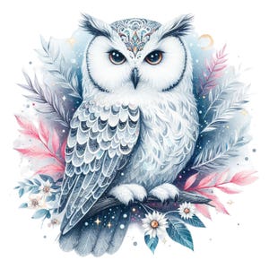 Könnte beinhalten: Aquarellillustration einer weißen Eule auf einem Ast, umgeben von Federn und floralen Elementen. Die Eule hat detaillierte Federmuster und braune Augen. Der Hintergrund zeigt eine weiche Mischung aus Blau, Rosa und Lila mit Sternen und einem Mond.