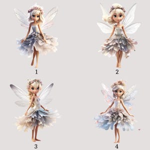 Può includere: Quattro statuette di fate con ali delicate e corone di fiori. Ogni fata indossa un abito di petali a strati nei toni del bianco, grigio e colori pastello. Le fate sono in piedi, con le braccia lungo i fianchi, e sono numerate da 1 a 4.