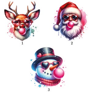 Op de afbeelding: Drie aquarel illustraties van kerstfiguren. Een rendier, de kerstman en een sneeuwman, elk met een hartvormige zonnebril en een kauwgomblaas. Het rendier heeft een gewei, de kerstman heeft een witte baard en de sneeuwman draagt een hoge hoed.