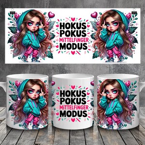 Pode incluir: Caneca de cerâmica branca com uma ilustração de desenho animado de uma menina com um moletom turquesa e calças rosa, mostrando o dedo do meio. A caneca tem o texto "Hokus Pokus Mittelfinger Modus". O design inclui corações e detalhes florais.
