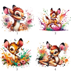 Op de afbeelding: Vier aquarel illustraties van een hert, elk met een unieke pose en kleurrijke spat-effecten. Het hert heeft bruine vacht met witte vlekken, grote ogen en roze gevoerde oren. Elke afbeelding staat tegen een witte achtergrond.
