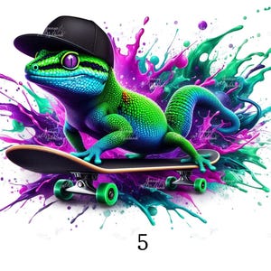 Peut inclure: Illustration vibrante d'un gecko portant une casquette de baseball noire et faisant du skateboard. Le gecko est vert, bleu et orange, avec des yeux violets. Le skateboard a des roues vertes et le fond présente des éclaboussures de peinture colorées.
