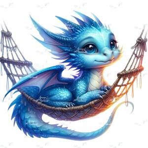 Könnte beinhalten: Eine skurrile Illustration eines babyblauen Drachen, der in einer gewebten Hängematte ruht. Der Drache hat große, ausdrucksstarke blaue Augen, stachelige Kopfkämme und detaillierte Flügel. Die Hängematte ist vor einem hellen Hintergrund aufgehängt.