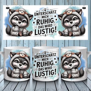 Può includere: Tazza in ceramica bianca con un lupo cartone animato con cappello e maglione da pecora. La tazza presenta il testo tedesco "UNTERSCHÄTZ MICH RUHIG. DAS WIRD LUSTIG!". Il design include dettagli acquerello blu.