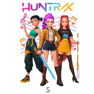 Könnte beinhalten: Illustration von drei stilisierten weiblichen Figuren mit Noten im Hintergrund. Die Figuren tragen stilvolle Outfits, darunter ein grünes Crop-Top, eine gelbe Jacke und ein schwarzes T-Shirt. Das Bild hat das Wort "HUNTRAX" oben und die Zahl "5" unten.