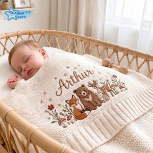 Pu&ograve; includere: Una coperta per neonati in maglia color crema con un ricamo raffigurante una volpe, un orso, un cervo e un coniglio circondati da fiori e funghi. Il nome Arthur &egrave; ricamato in corsivo marrone sopra gli animali insieme a piccole stelle.