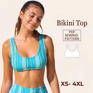 Puede incluir: Se muestra un top de bikini turquesa con un patrón geométrico. La imagen incluye el texto "Bikini Top", "PDF Sewing Pattern" y "XS-4XL". El top tiene un escote redondo y está hecho de una tela estampada.