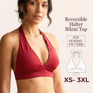 Puede incluir: Un top de bikini halter reversible en color rojo oscuro. El top presenta un diseño de cuello en V y un forro estampado en contraste. La imagen incluye el texto "Reversible Halter Bikini Top", "PDF Sewing Pattern" y el rango de tallas "XS-3XL".