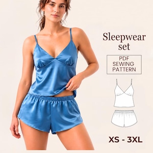 Może przedstawiać: Niebieski satynowy komplet do spania składający się z koszulki na cienkich ramiączkach i pasujących szortów. Tekst głosi Sleepwear set, PDF SEWING PATTERN oraz XS - 3XL. Dołączono również czarno-biały rysunek liniowy koszulki i szortów.