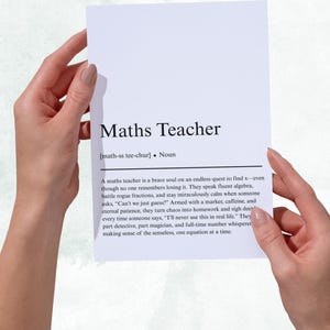 Puede incluir: Una tarjeta blanca sostenida por manos, con el texto "Maths Teacher". La tarjeta incluye una definición de un profesor de matemáticas. El fondo es un suave lavado, similar a una acuarela.