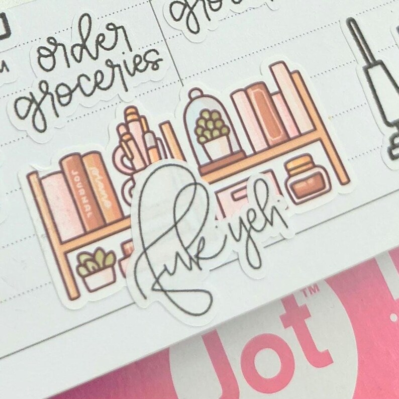 Pode incluir: Um autocolante decorativo com uma estante cor de laranja claro cheia de livros, uma planta em vaso sob uma c&uacute;pula de vidro e um pequeno frasco. Sobre a estante est&aacute; um autocolante separado com o texto manuscrito "fuk yeh".