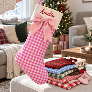 Individuell bestickte Weihnachtsstrümpfe, personalisierte Vichy-Karo-Dekoration, passendes Familien-Strumpfset