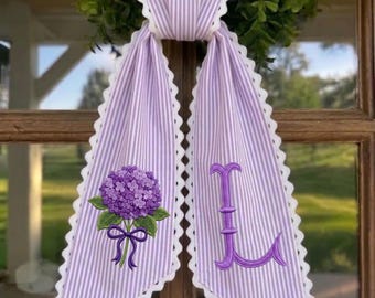 Monogrammierter Türkranz mit lila Blumenstickerei, helllila gestreifte Türdekoration
