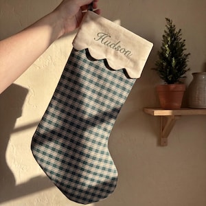 Personlig familjejulstrumpa, broderad med namn, rutig julstrumpa, handgjord julklapp