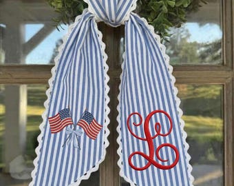 4. Juli Seersucker Wreath Schärpe - Gesticktes Monogramm, Amerikanische Flaggen, Türschmuck