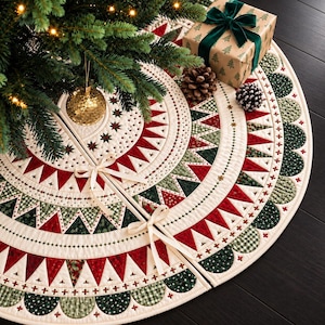 Peut inclure: Une jupe de sapin de Noël matelassée circulaire avec une base crème, ornée de motifs concentriques de triangles rouges et verts, de bords festonnés et de petites étoiles brodées. Le tapis en tissu comporte deux rubans blancs pour la fermeture.