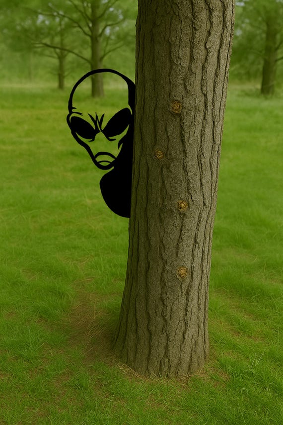 Halloween Outdoor Decor Alien Peek-a-Boo Metal Sign, Funny UFO Tree Decor, 14 Gauge Steel Yard Art, Prank Gift for Him